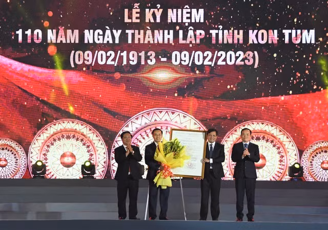 Thường trực Ban Bí thư dự Lễ kỷ niệm 110 năm thành lập tỉnh Kon Tum -0