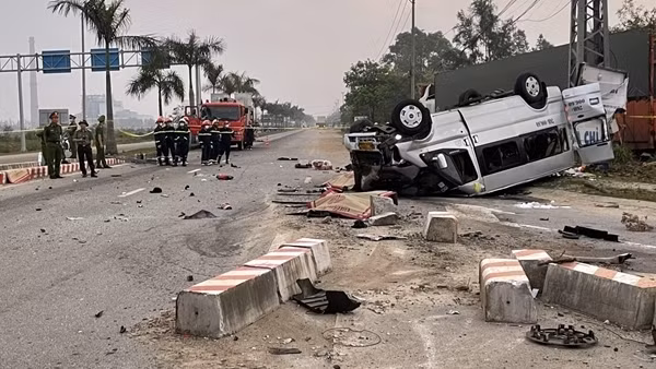 Ôtô Ford Transit 16 chỗ tông xe container, 8 người tử vong