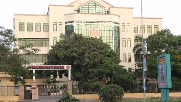 Khởi tố cán bộ chi cục thuế và chi nhánh văn phòng đăng kí đất đai