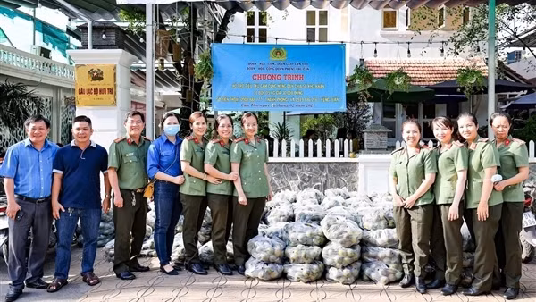 Công an TP Cần Thơ hỗ trợ nông dân Vĩnh Long tiêu thụ cam sành