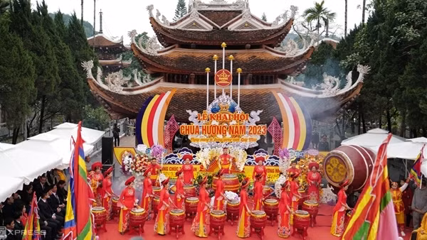 Con người và hành trình đi tìm hạnh phúc ở… Lễ hội