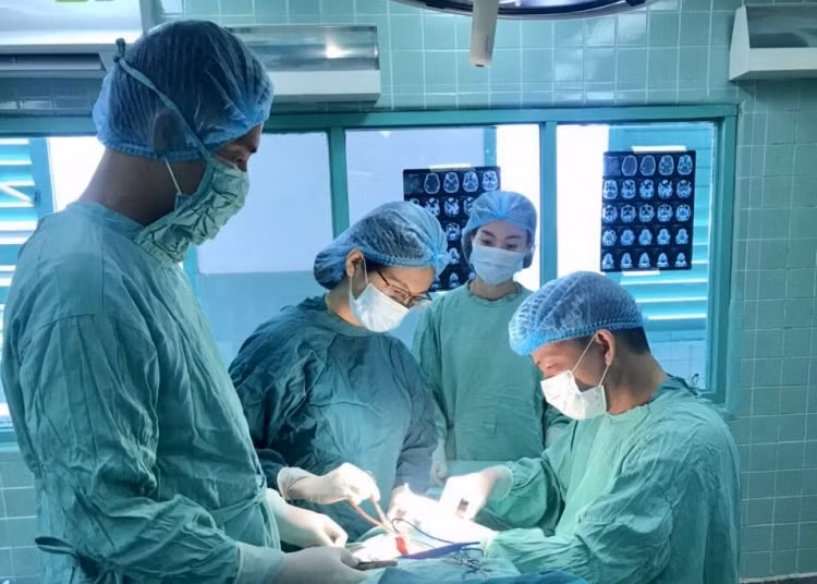 Phát hiện 30 chiếc răng “ẩn mình” trong khối u hàm một bệnh nhân -0