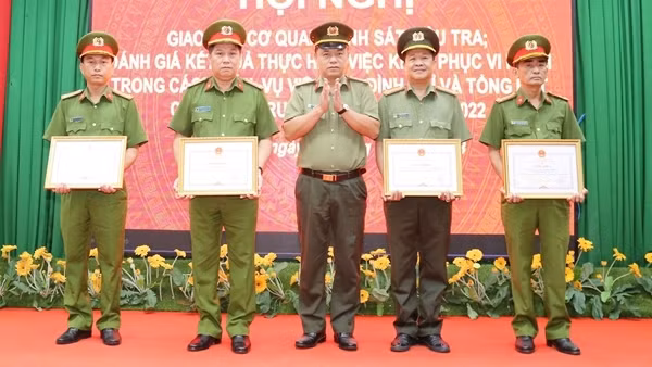 Khen thưởng nhiều tập thể, cá nhân trong điều tra và truy nã tội phạm