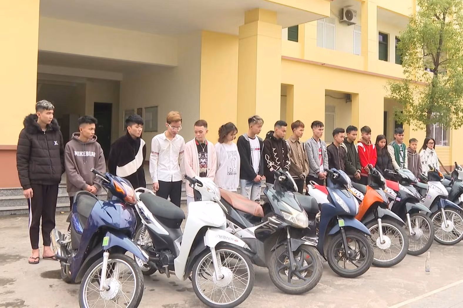 Lập hội nhóm ảo, gây án thật -0