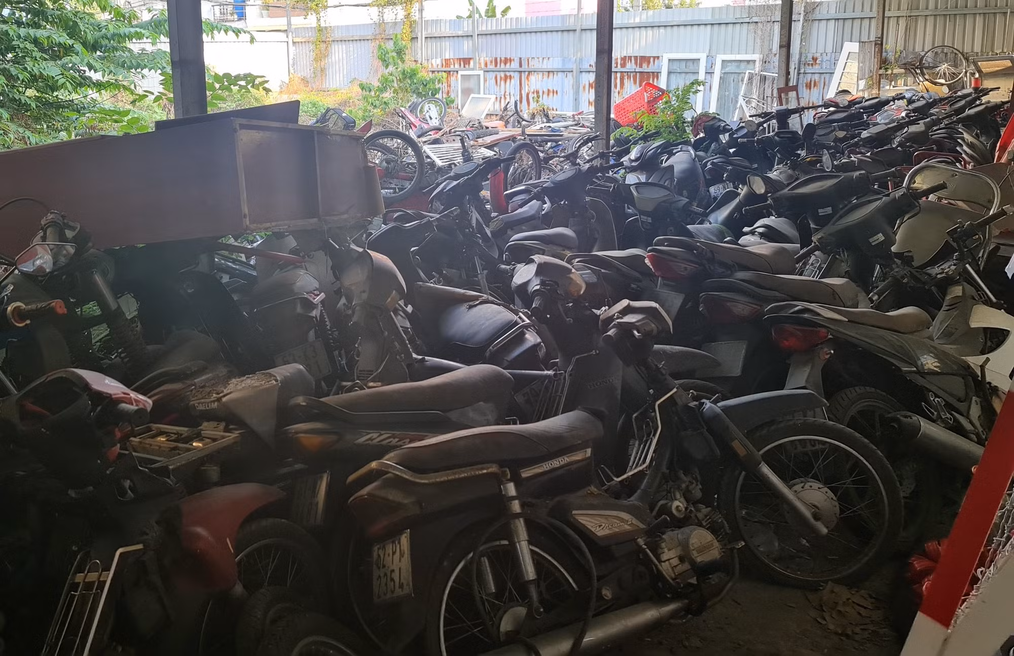 Gần 200 phương tiện vi phạm chất đống,&nbsp;chủ không thừa nhận -1