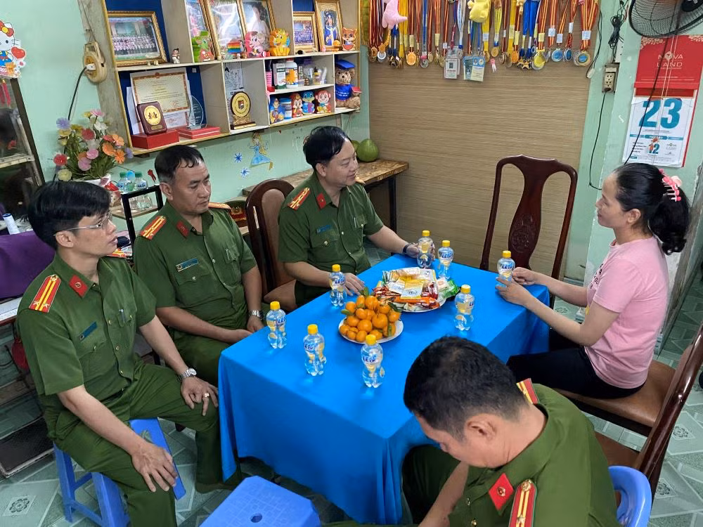 Các con hoàn thành nhiệm vụ trở về, chúng tôi mừng rơi nước mắt -0