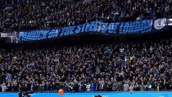CĐV Man City căng biểu ngữ ủng hộ đội bóng chống lại cáo buộc