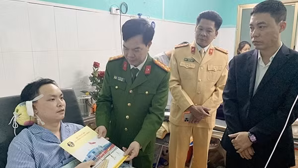 Thăm hỏi, động viên CBCS bị thương khi làm nhiệm vụ