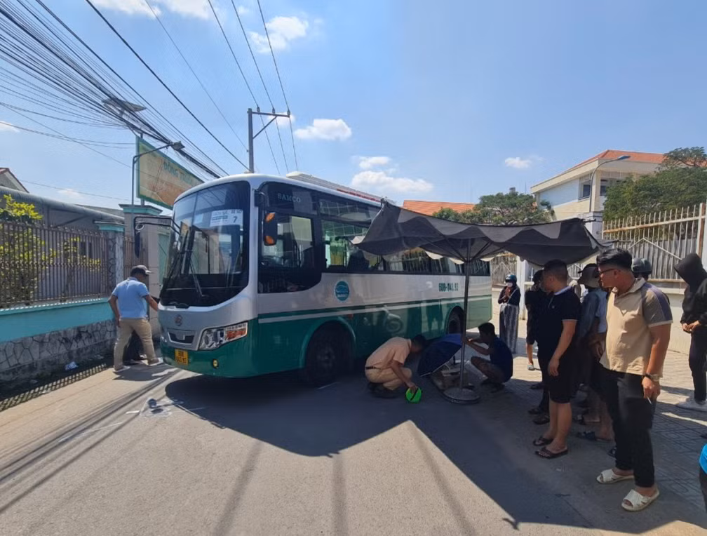 Khởi tố vụ án, khởi tố bị can vụ xe đưa rước cán học sinh tử vong trước cổng trường -0