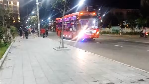 Xe máy lọt vào gầm xe khách sau TNGT, hai người thương vong