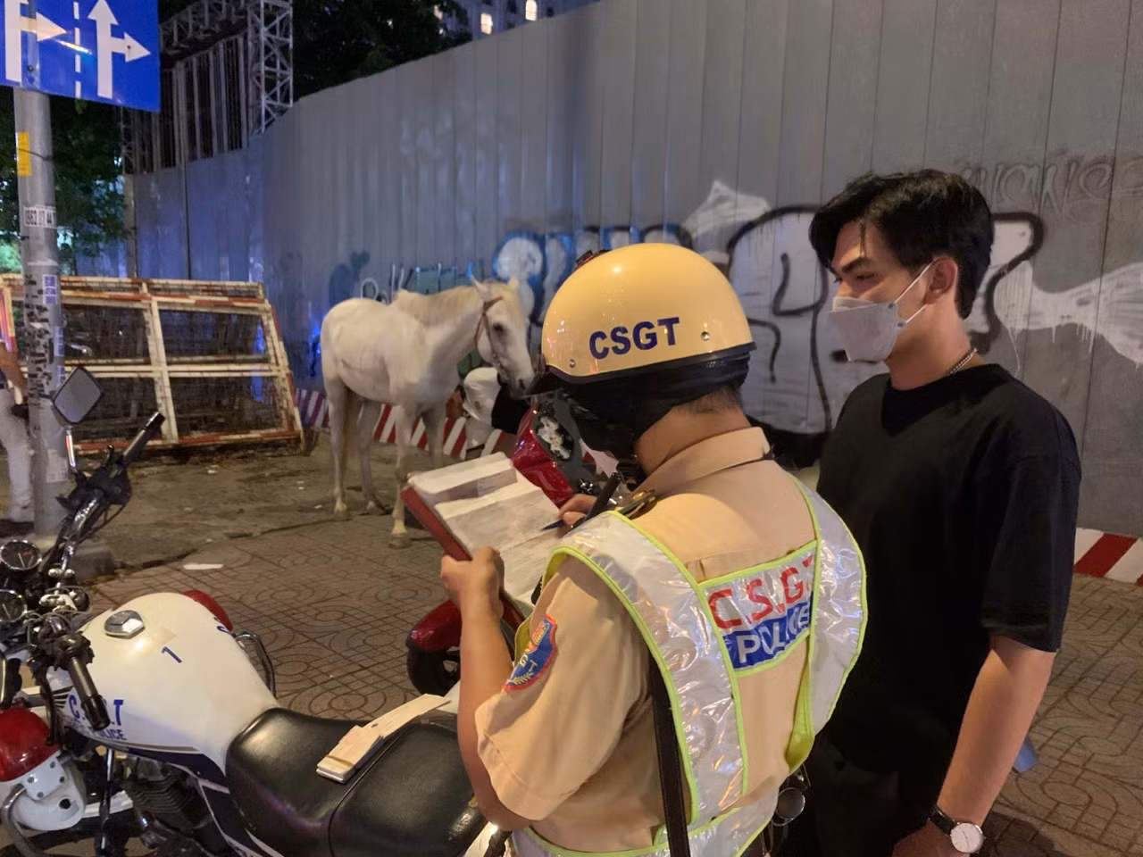 Bị xử phạt hành chính vì…cởi ngựa nghênh ngang trên phố -0