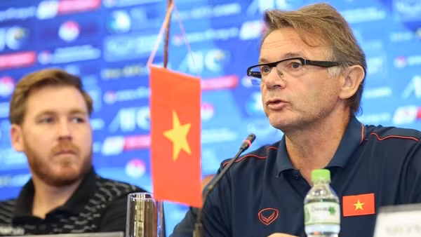 Với Philippe Troussier, huấn luyện bóng đá như nhâm nhi một ly rượu