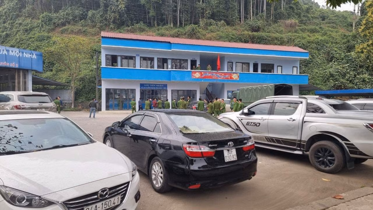 Tạm giữ và khám xét khẩn cấp nơi làm việc Phó Giám đốc Trung tâm Đăng kiểm xe cơ giới 2401D -2
