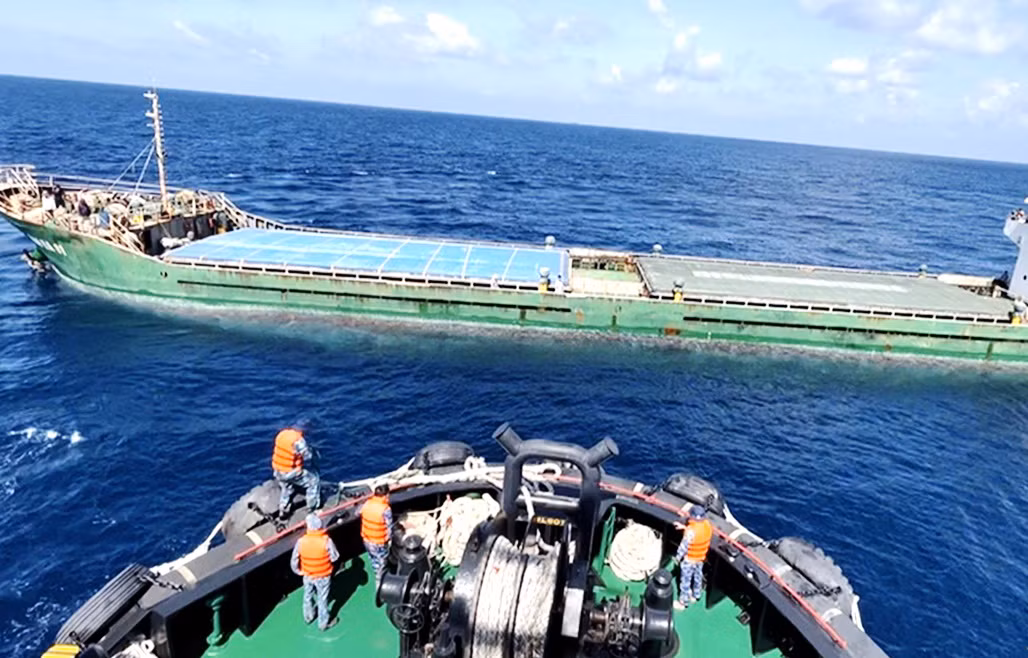 Lữ đoàn tàu ngầm 189 cứu hộ, lai dắt tàu biển Đại Hà 01 về cảng quốc tế Cam Ranh an toàn -0
