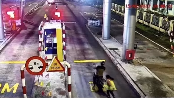 Say rượu chạy xe máy như bay trên cao tốc rồi "thông chốt" trạm thu phí