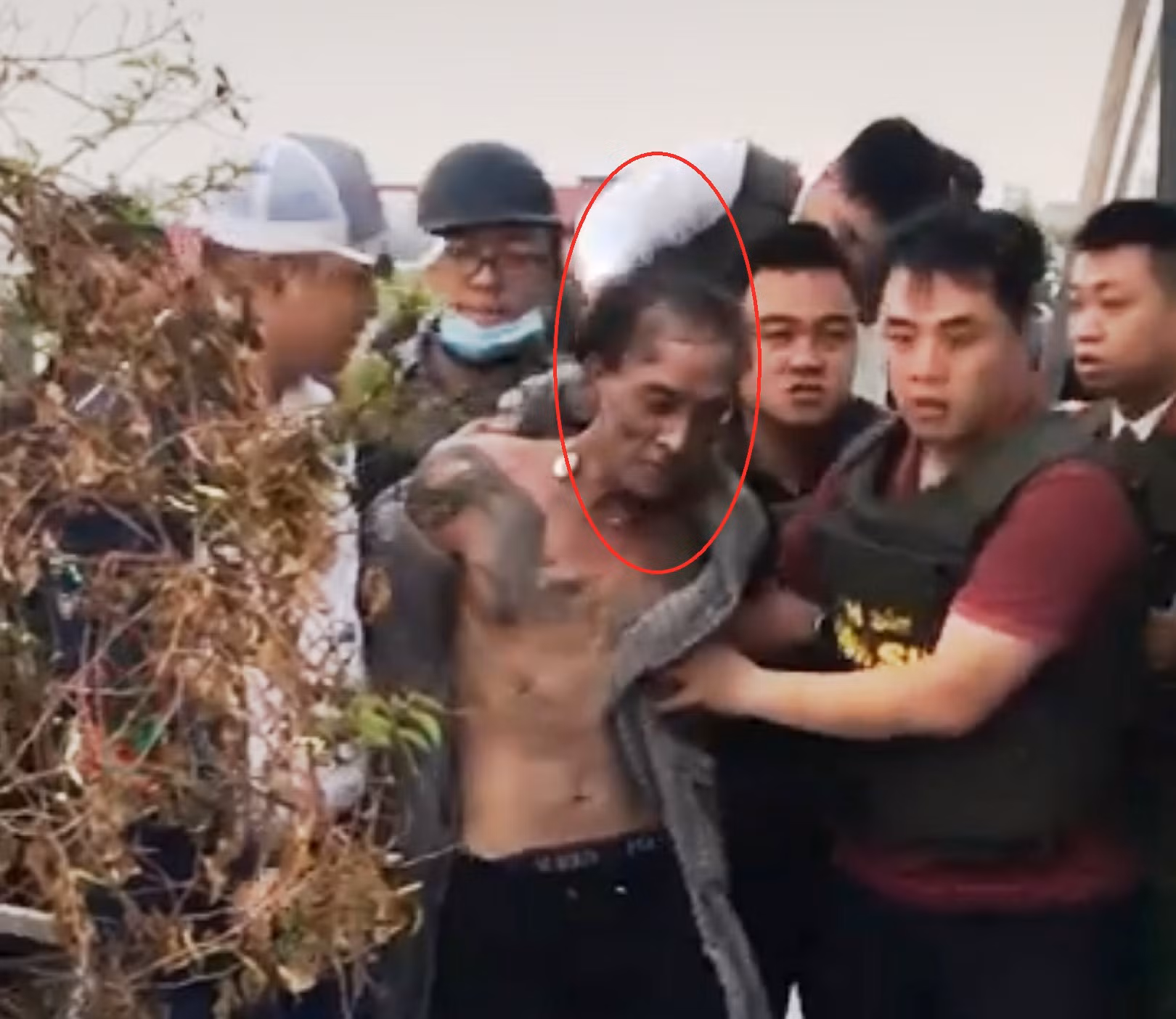 Bắt đối tượng nghi ngáo đá ở Hải Phòng tự đốt nhà mình -0