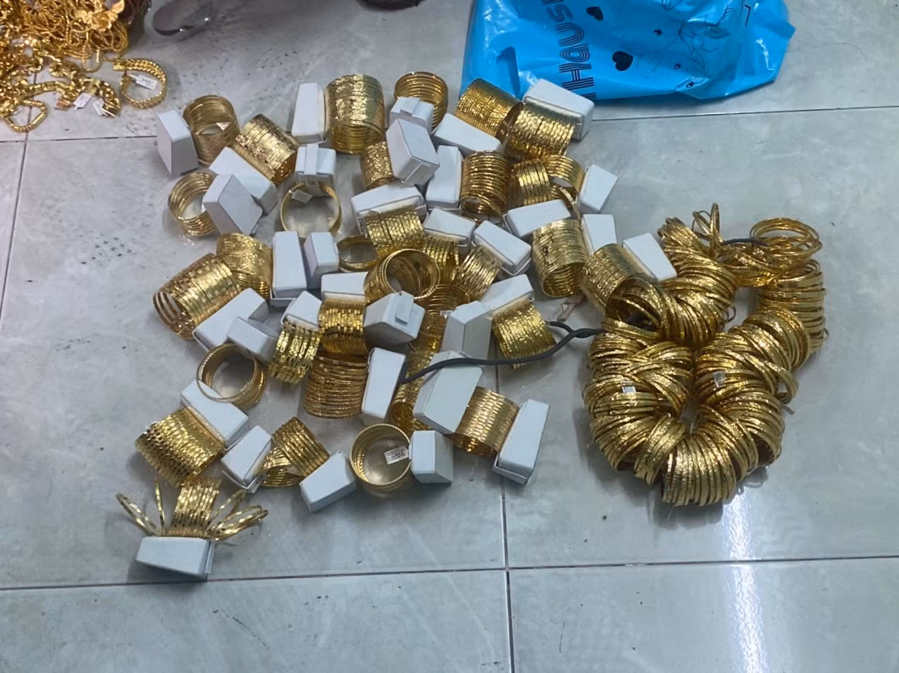 Số vàng tang vật trong vụ trộm tiệm vàng ở quận 12.
