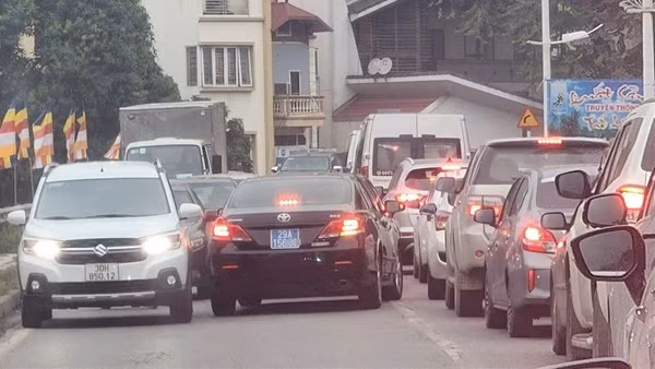 Xử lý nghiêm lái xe chạy lấn làn trên đường Âu Cơ