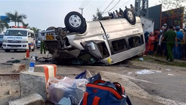 Thêm một nạn nhân tử vong trong vụ ôtô khách tông xe container