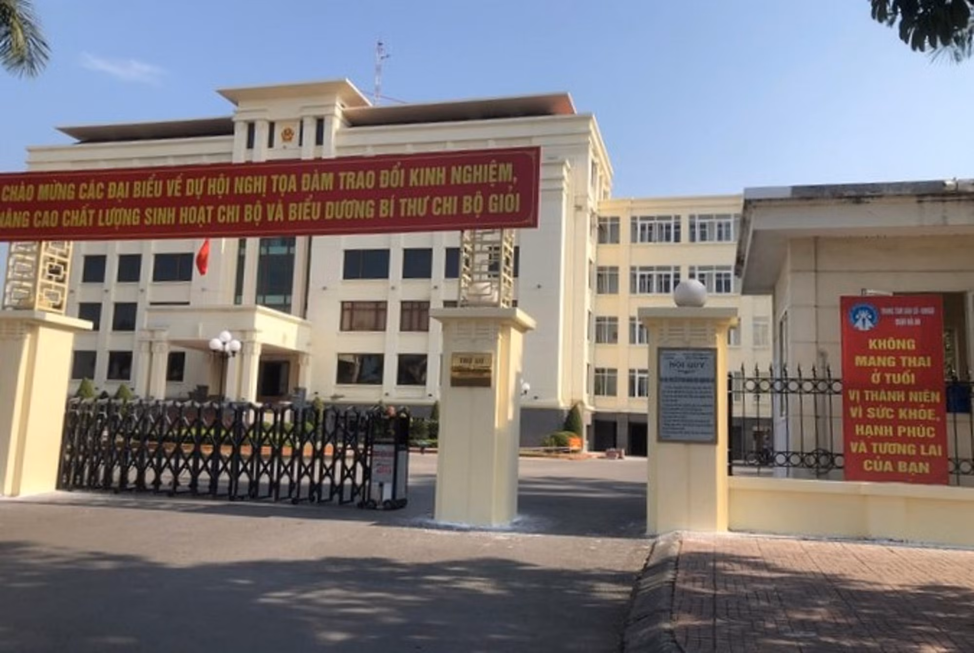 Trưởng phòng nội vụ quận ở Hải Phòng chưa học xong Trung học đã “nhảy” lên Đại học -0