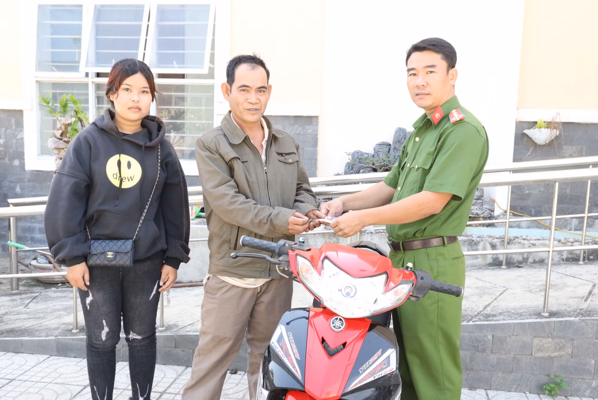 Người dân nghèo cảm động nhận lại tài sản bị trộm -0