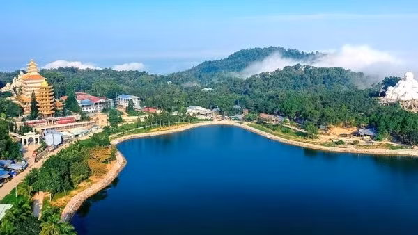 Bức tường lá đỏ Chùa Vạn Linh