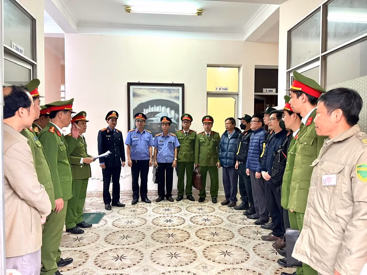 Bắt giám đốc và 2 phó giám đốc Trung tâm đăng kiểm xe cơ giới Thừa Thiên-Huế về hành vi nhận hối lộ -0