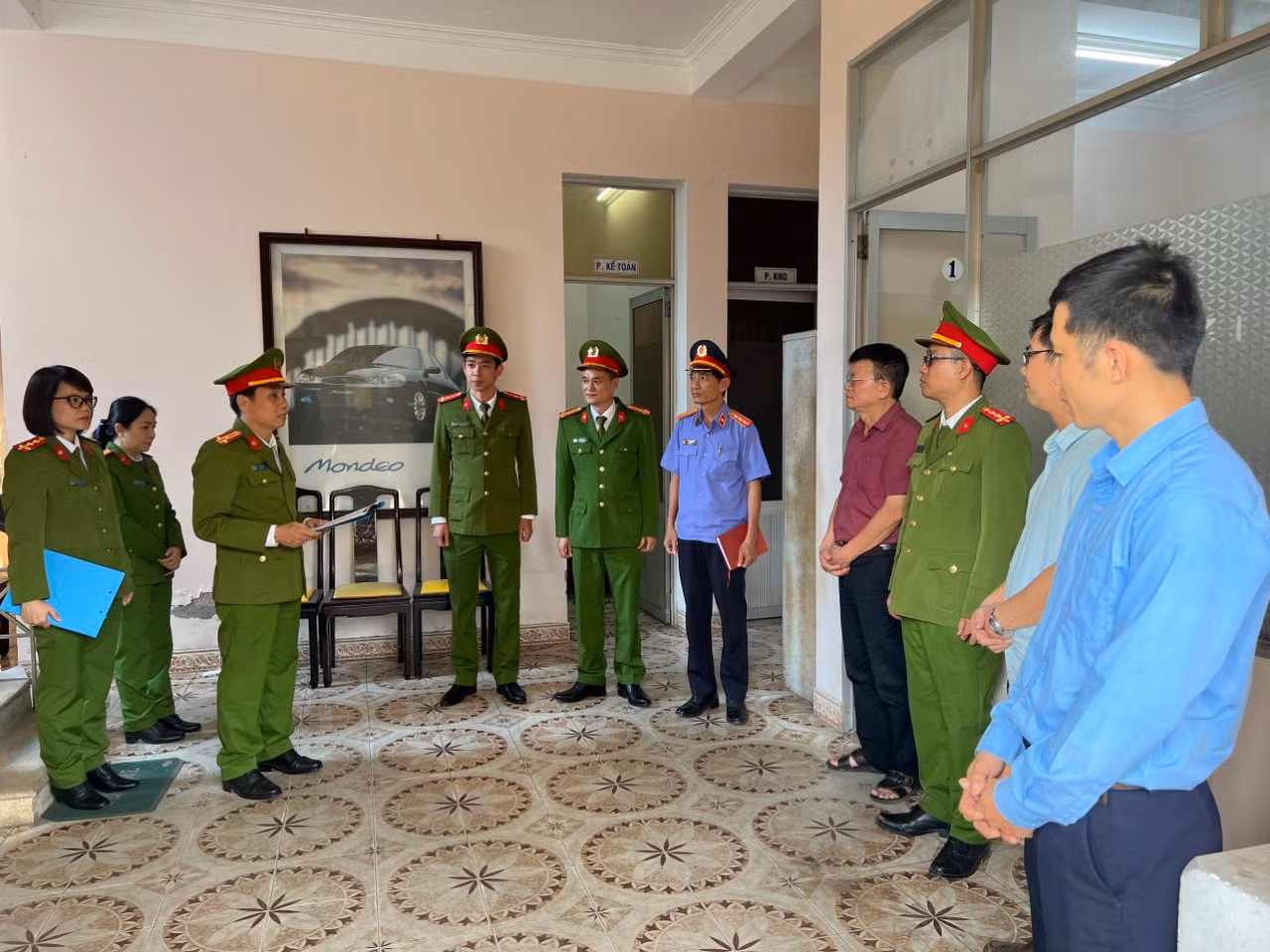 Bắt giám đốc và 2 phó giám đốc Trung tâm đăng kiểm xe cơ giới Thừa Thiên-Huế về hành vi nhận hối lộ -0