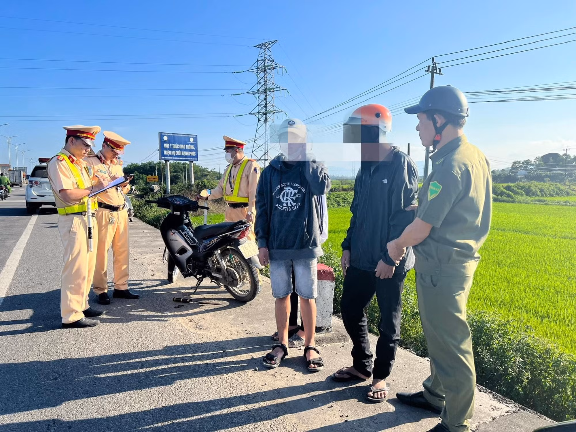 CSGT Quảng Ngãi ngăn chặn nhóm đối tượng mang hung khí đuổi chém 1 học sinh -0