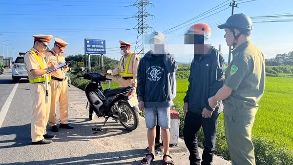 CSGT ngăn chặn nhóm đối tượng đang đuổi chém 1 học sinh
