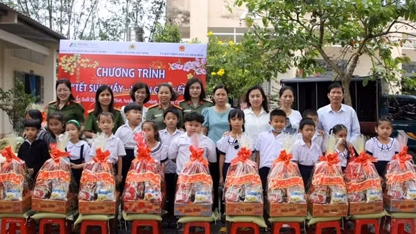 Phụ nữ Công an tỉnh Tây Ninh với nhiều hoạt động nhân văn, thắm tình quân dân