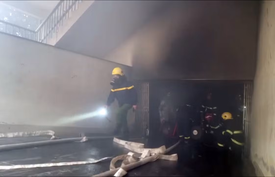 Giữa trưa cháy trường Tiểu học Yên Hòa -0