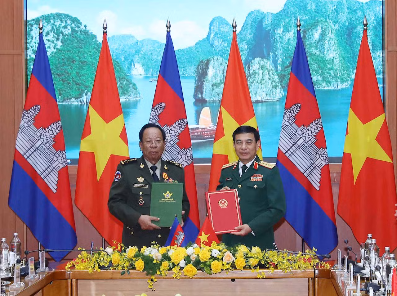 Bộ trưởng Phan Văn Giang hội đàm với Phó Thủ tướng, Bộ trưởng Bộ Quốc phòng Campuchia -0