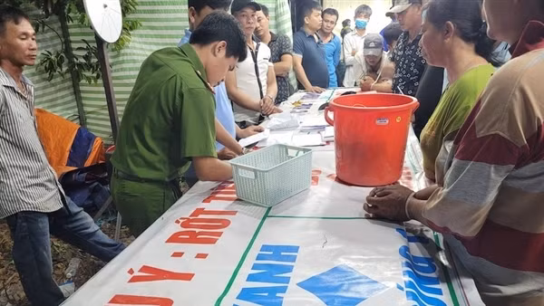 Tụ tập đánh bạc ở hội chợ dưới hình thức phóng phi tiêu