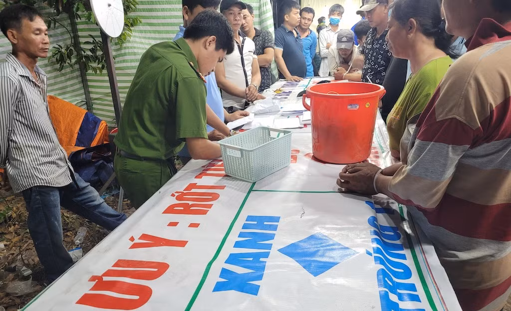 các đối tượng đánh bạc cùng tang vật bị bắt quả tang tại xã hưng thạnh. ảnh trọng tín.jpg -0