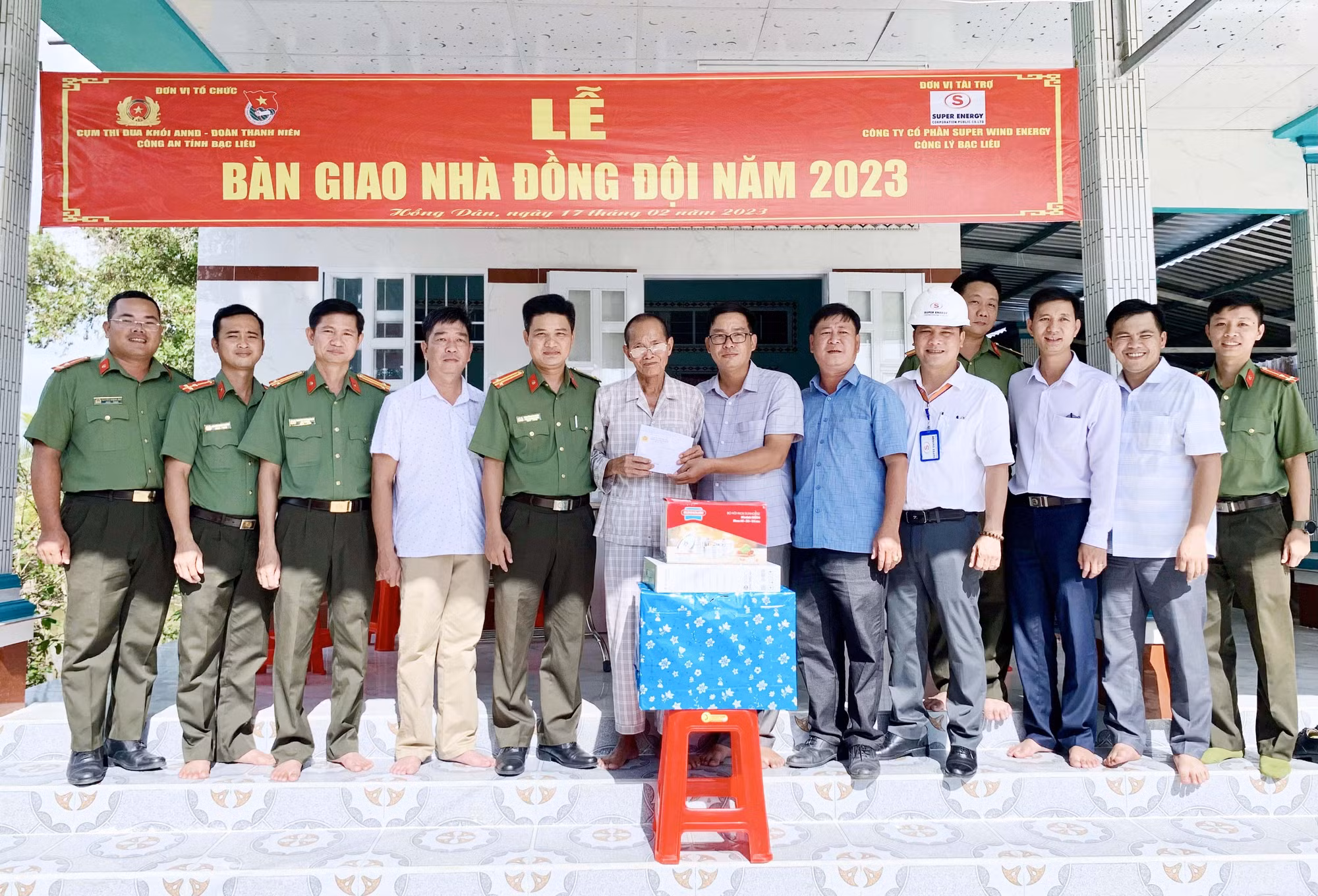 Tặng nhà tình nghĩa cán bộ, chiến sĩ hoàn cảnh khó khăn -0