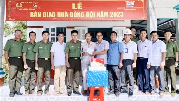 Tặng nhà tình nghĩa cán bộ, chiến sĩ hoàn cảnh khó khăn