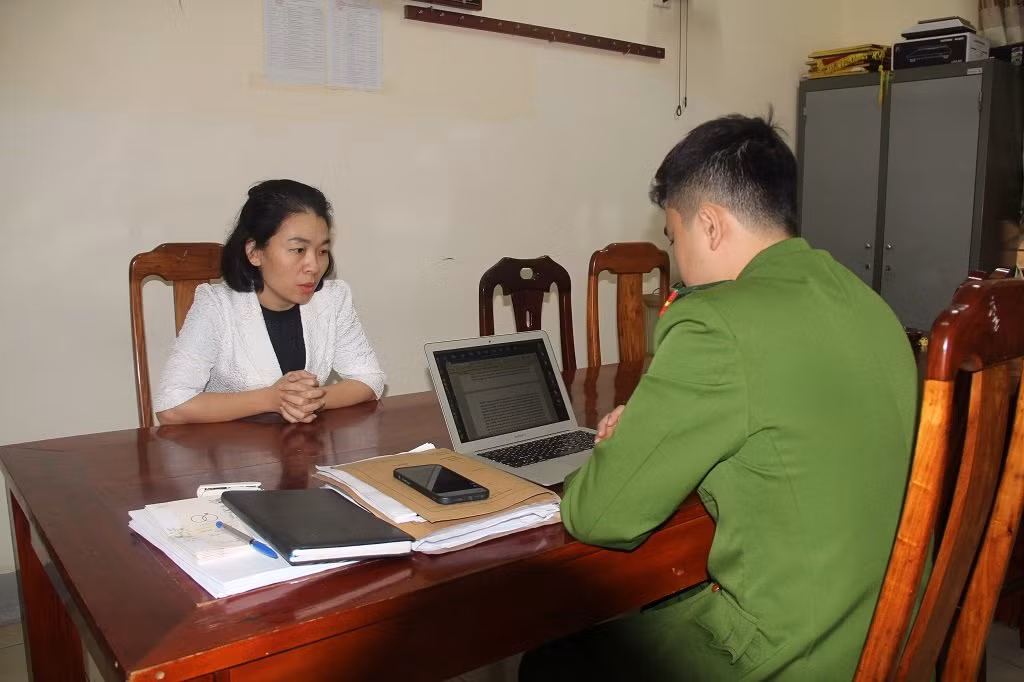 Nữ cán bộ địa chính bị bắt vì vòi tiền của dân -0