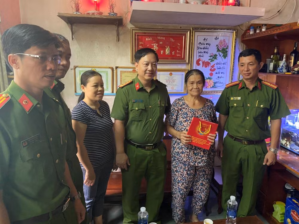 Các con hoàn thành nhiệm vụ trở về, chúng tôi mừng rơi nước mắt -0
