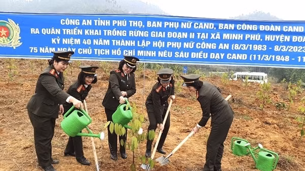 Phụ nữ, Công đoàn CAND và Công an tỉnh Phú Thọ ra quân trồng rừng phòng hộ