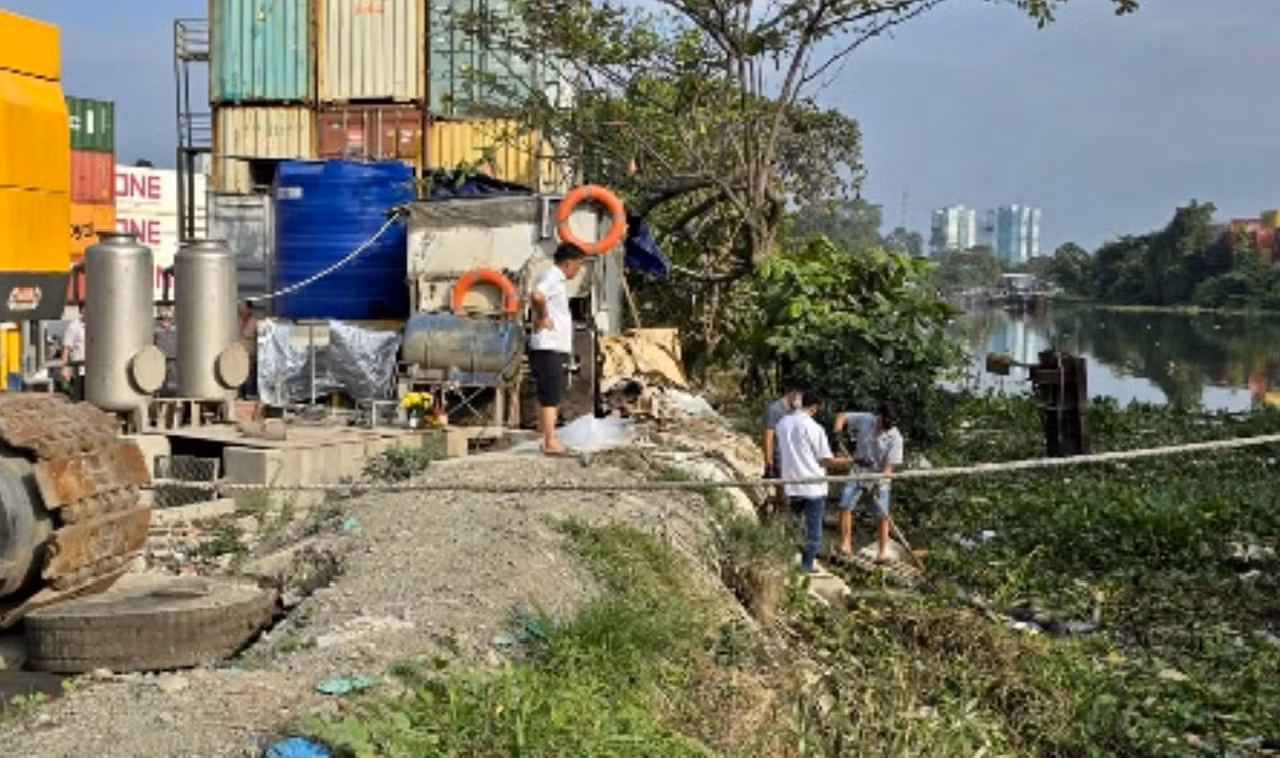 Thi thể xăm hình cá chép bên hoa sen trên lưng nổi trên sông Sài Gòn -0