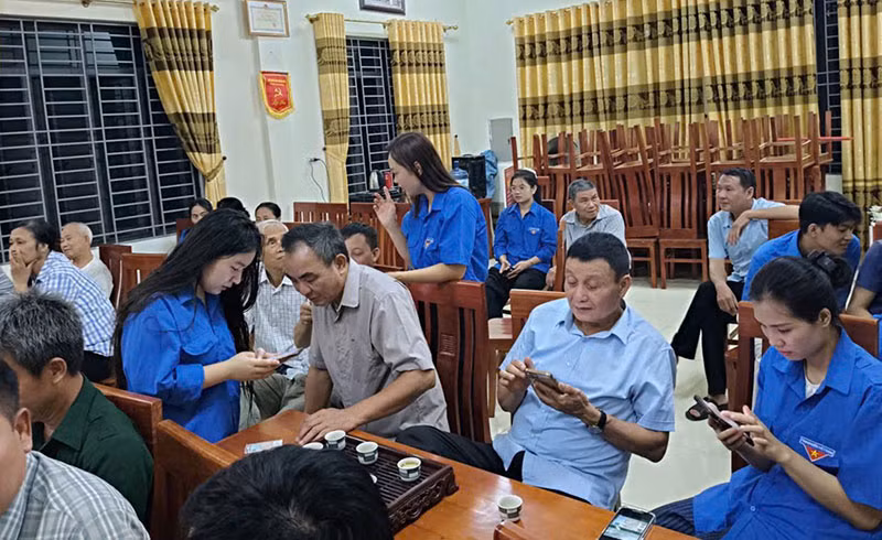 Phát huy vai trò đoàn viên, thanh niên trong&nbsp;hỗ trợ người dân ứng dụng công nghệ số -0