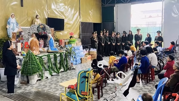 Hơn 120 suất quà được trao tặng đến các trẻ mồ côi, khuyết tật