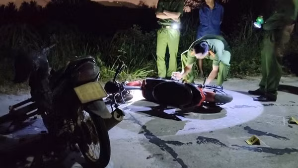 Xe máy va chạm với xe đạp điện từ trong nhà ra đường, 1 người tử vong