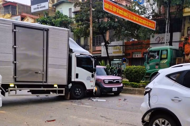 Tai nạn giao thông liên hoàn, 6 ô tô đâm nhau trên Quốc lộ 1A -0