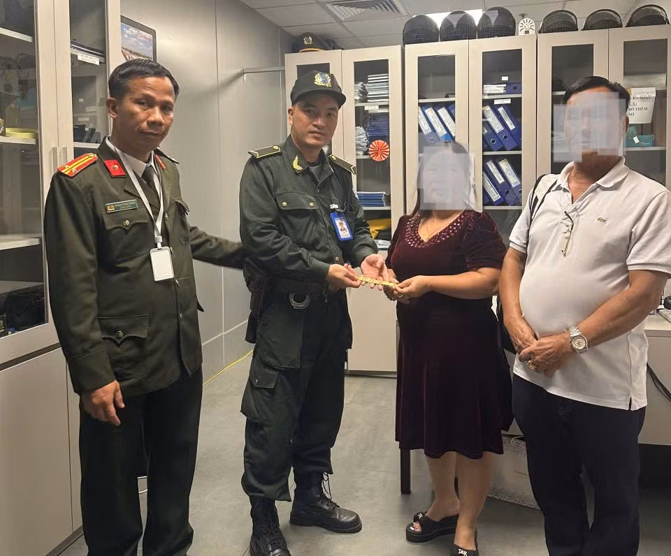 Nữ hành khách đánh rơi lắc vàng tại sân bay vui mừng nhận lại tài sản -0
