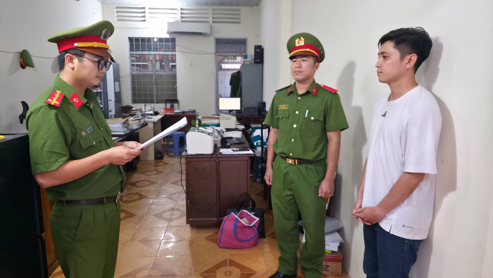 Khởi tố, bắt tạm giam nhân viên ngân hàng lừa đảo chiếm đoạt 1,1 tỷ đồng -0