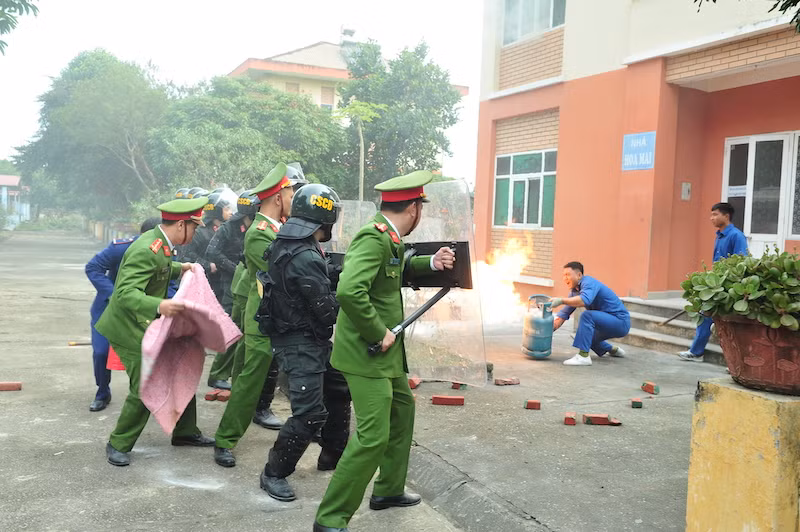 Khống chế thành công đối tượng gây rối tại cơ sở cai nghiện ma tuý trong diễn tập giải quyết một số tình huống đột xuất -6
