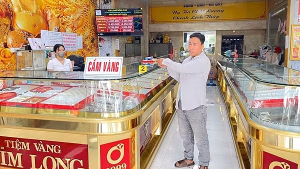 Khởi tố đối tượng lừa đảo cầm cố vàng giả để lấy tiền