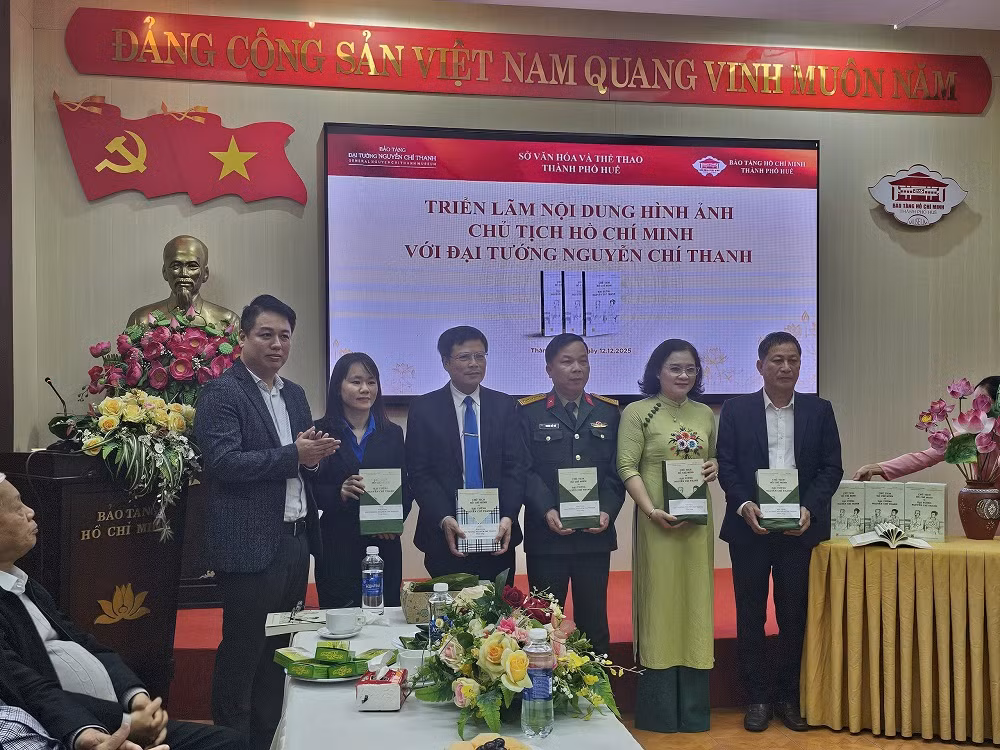 Triển lãm về mối quan hệ đặc biệt giữa Chủ tịch Hồ Chí Minh với Đại tướng Nguyễn Chí Thanh -0